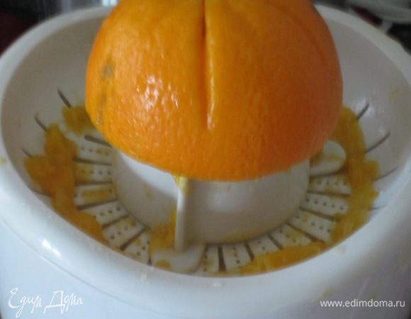 Натереть цедру 1 апельсина и выжать сок. Оставшийся апельсин почистить и нарезать на 8 кружочков.