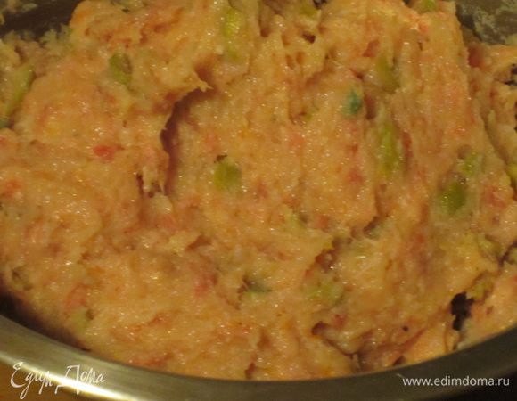 С колбасок удалить оболочку и размять вилкой. Добавить порубленный шалфей, 2 ст.л. апельсинового сока, цедру апельсина, оливки, соль, перец и хорошо перемешать. Соединить с куриной массой и ещё раз перемешать.