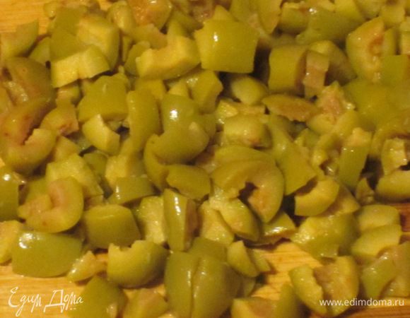 Оливки мелко нарезать.