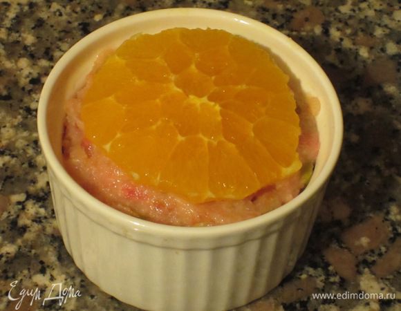 Небольшие формочки для запекания смазать оливковым маслом и разложить массу. Сверху выложить кружочки апельсина. Формочки поставить в глубокий противень с водой и запекать в разогретой до 180 С духовке 1 час и 15 минут.