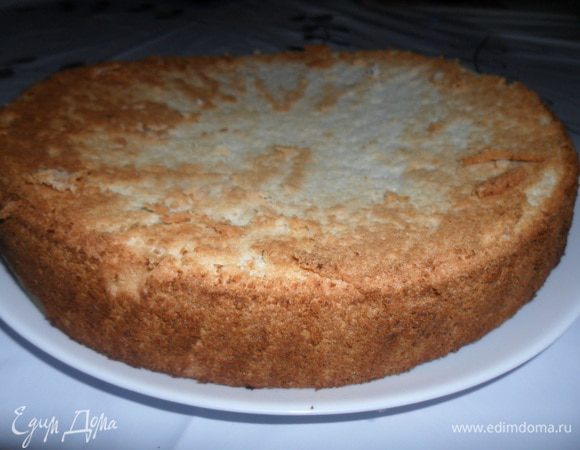 Готовый корж остудить в форме перевернув ее, так бисквит не осядет. Затем, подрезав края ножом, достать.