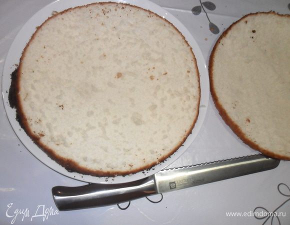 Срезать у бисквита верхушку.