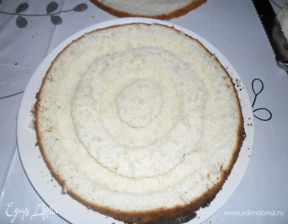 Из серединки по кругу (два круга) подрезая ножом, но не до конца, сделать углубления (вынуть пальцами мякиш).