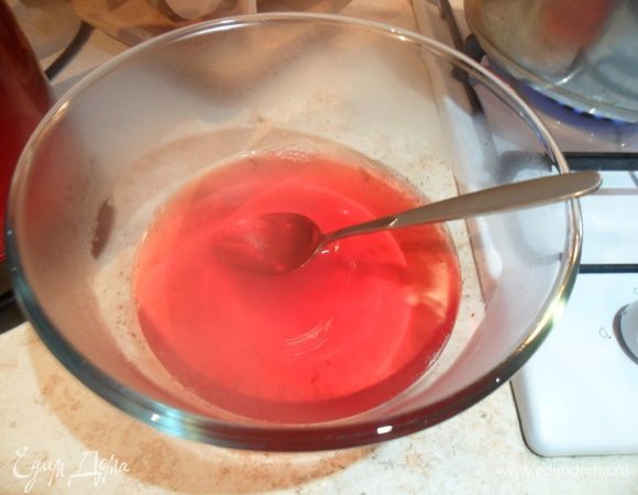 Приготовить крем. Желе высыпать в миску и залить 400 мл кипятка. Перемешиваем до полного растворения желатина. 