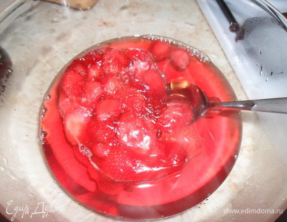 Всыпать замороженную клубнику и перемешиваем. Холодная клубника поможет желатину схватиться.
