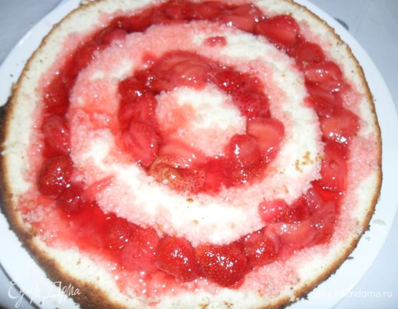 Влить крем в луночки на бисквите.