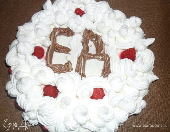 Накрыть крышечкой и украсить взбитыми со 100гр. сахара сливками.  Поставить на 3 часа в холодильник для застывания.