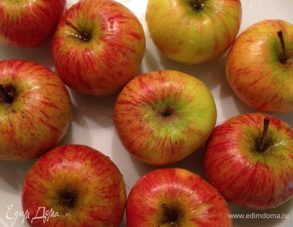 Духовку разогреть до 180 гр. Яблоки очистить, удалить сердцевину и разрезать на 4 части.