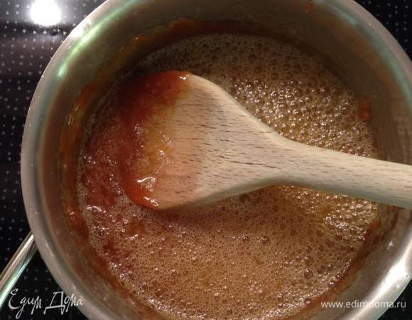 В кастрюльке карамелизировать пудру, т.е. на среднем огне довести ее до красивого янтарного цвета. Затем добавить масло, хорошо перемeшать и разлить по формочкам.