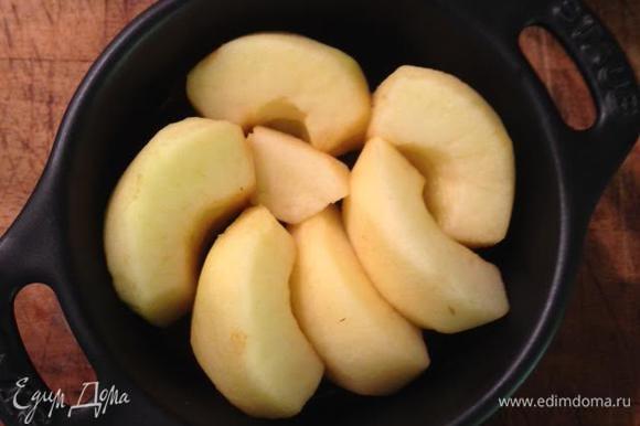 Затем выложить яблоки, плотно прижимая друг к другу, и отправить в духовку на 50-60 минут.