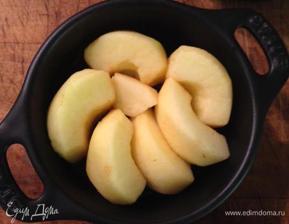 Затем выложить яблоки, плотно прижимая друг к другу, и отправить в духовку на 50-60 минут.