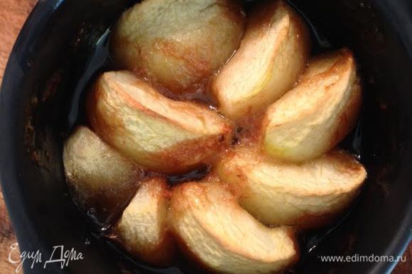 Смотрите, чтобы яблоки красиво запеклись. Вынуть из духовки и дать остыть. Тесто раскатать толщиной 2,5 мм, вырезать 6 кругов, равных диаметру формочек и накрыть тестом яблоки.