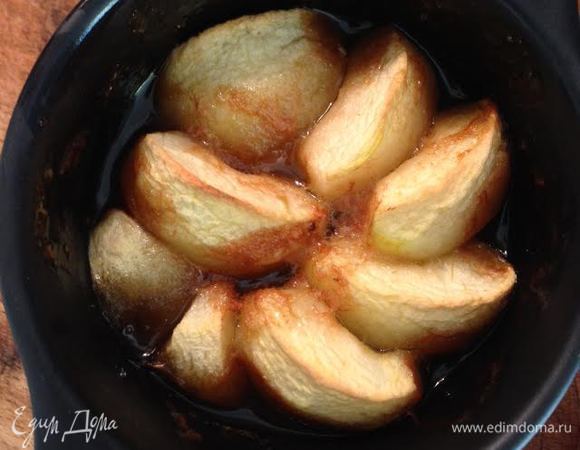 Смотрите, чтобы яблоки красиво запеклись. Вынуть из духовки и дать остыть.
Тесто раскатать толщиной 2,5 мм, вырезать 6 кругов, равных диаметру формочек и накрыть тестом яблоки.