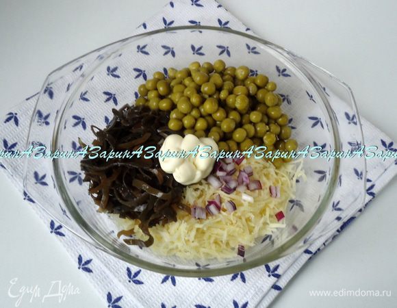 Все ингредиенты соединить в одной чаше и заправить майонезом. 