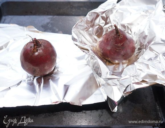 Приготовим свекольный мармелад. Для этого нам понадобится запеченная свёкла. Свёклу помыть, обрезать длинные хвостики. Завернуть в фольгу, швы направить вверх, чтобы сок не вытекал. Если свёкла мелкая, то её можно заворачивать сразу по несколько штучек, средние и крупные плоды запекаем по отдельности. У меня было 2 средних свеклы примерно по 220 грамм, запекались при 200 градусах 1 ч. 10 минут и еще я их оставила остывать в выключенной духовке.