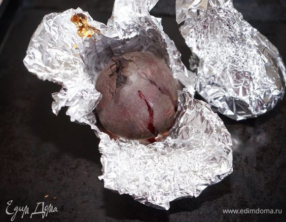 Можно запечь свёклу заранее. Просто положить её в духовку при запекании какого-нибудь основного блюда. Потом она прекрасно может храниться в холодильнике в фольге 3-4 дня. Попробуйте, запеченная свекла гораздо вкуснее отварной. 

Проверим готовность – нож должен легко проходить в мякоть.
