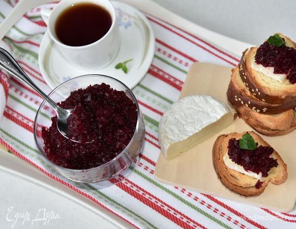 На тост кладём кусочек сыра - у меня Камамбер, а можно любой (любимый – с голубой плесенью, козий или просто солёный творог). Сверху ложечку мармелада. К чашечке горячего чая! 