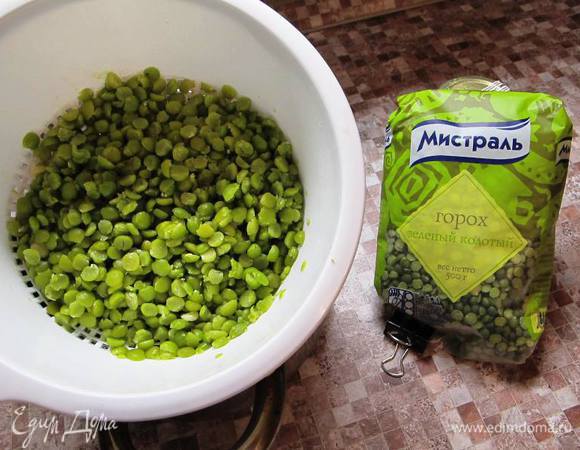 Обычный горох варится довольно долго. Чтобы ускорить эту процедуру, горох заранее замачивают на пару часов. Зеленый колотый горох (его еще называют "Американский" или "Орегон") не требует предварительного замачивания и промывания, и варится примерно за 20-30 минут.

Воды для варки гороховой каши берем в 2,5 раза больше, чем объем гороха, т.е. соотношение горох-вода 1:2,5. Горох варим минут 30, откидываем на дуршлаг, пюрируем в блендере или толчем толкушкой. Готовое пюре солим по вкусу. Горох солят всегда в конце варки, поскольку соль значительно замедляет варку гороха. Горохового пюре для хлеба у меня получилось 100 грамм.