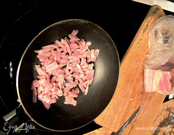Режем грудинку и слегка обжариваем на сковороде. Если у вас нет сушеного лука, можно использовать обычный репчатый. Нарезаем его помельче и обжариваем вместе с грудинкой.
