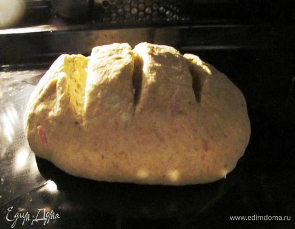 За время расстойки тесто сильно увеличилось в объеме. Выкладываем его на разделочную доску и придаем желаемую форму. У меня этот хлеб стойко ассоциируется с гороховым супом, который является воистину народным блюдом. Поэтому и форму мне захотелось придать ему круглую, как у каравая.