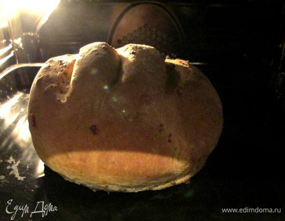 Включаем духовку на 50-70 градусов и ставим наш каравай на 30 минут. Затем включаем духовку на 180-200 градусов и выпекаем до готовности около 30-40 минут. Невероятный аромат из духовки подскажет вам, что хлеб готов.