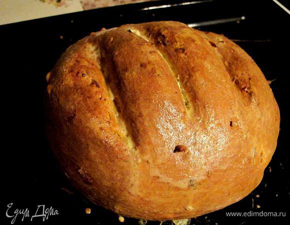 Для "лакированной" корочки, можно за десять минут до окончания выпечки смазать поверхность яичным желтком. А вот наш красавец отдыхает после духовки.
