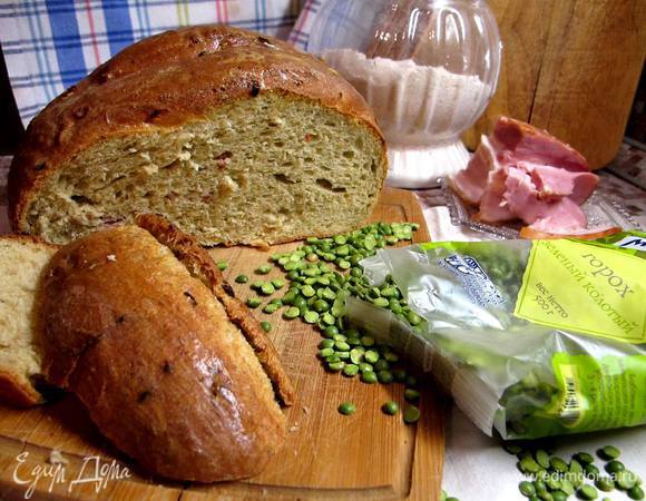 Хлеб получился очень воздушный, с пористой упругой мякотью и румяной хрустящей корочкой. Мякоть с едва заметным зеленоватым оттенком. Вкус самого гороха не выделяется в общей гамме. Ощущается легкий вкус грудинки и нотка базилика.