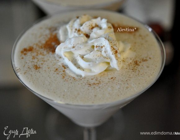 Разливаем в мартини бокалы. Сверху выкладываем взбитые сливки и корицу молотую.

Подаем тут же.