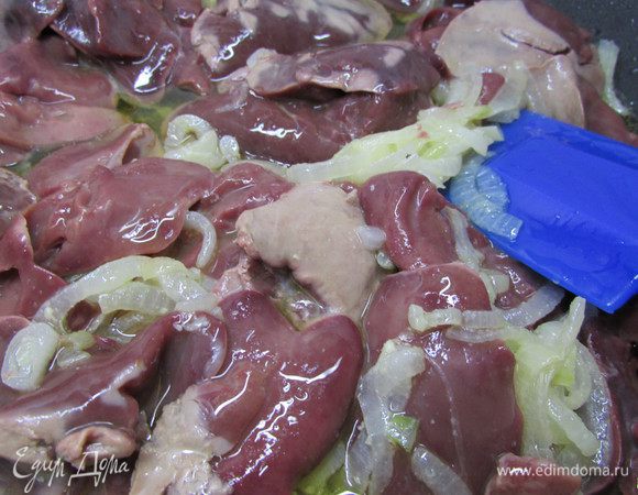 На сковороде растопите сливочное масло, добавьте оливковое масло и лук. Обжарьте лук до мягкого состояния. Затем добавьте печень и обжарьте 5 минут до легкой корочки на печени.