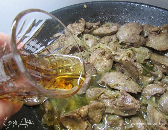 Влейте коньяк, тушите пока не выпарится алкоголь, примерно 2-3 минуты. 