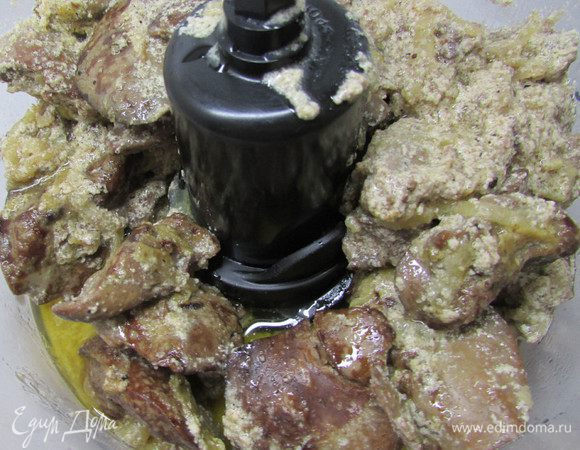 Выложите всю массу в чашу блендера. Измельчите до однородности.