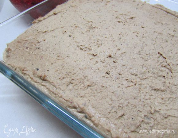 Переложите паштет в форму и разровняйте поверхность. 