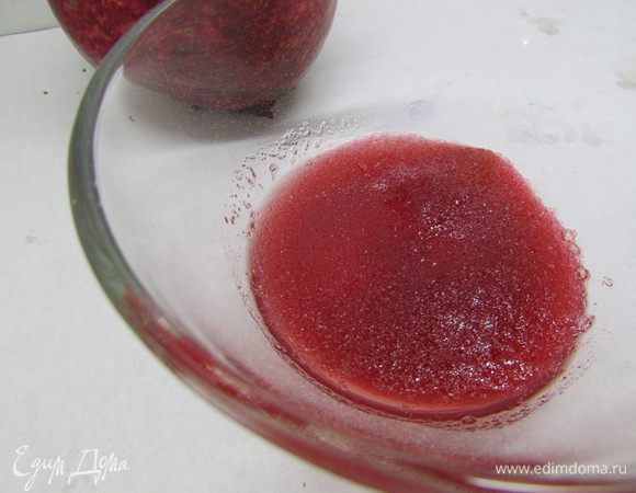 В желатин добавьте 3-4 ст.л. гранатового сока. Дайте желатину набухнуть. 