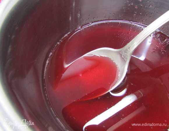 В сотейнике соедините оставшийся гранатовый сок и набухший желатин. Прогрейте, пока желатин полностью растворится. Желе слегка остудите. 