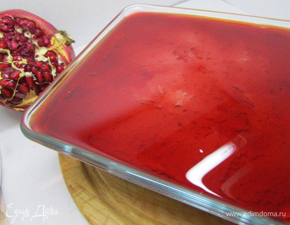 На паштет аккуратно вылейте желе. 