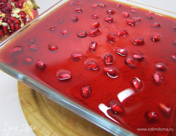 Украсьте паштет зернами граната и отправьте в холодильник до полного застывания желе. 