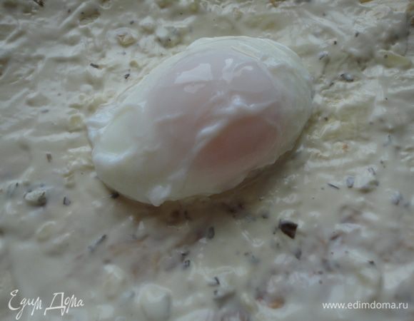 Лаваш смазать соусом и выложить яйцо. Свернуть конвертиком.