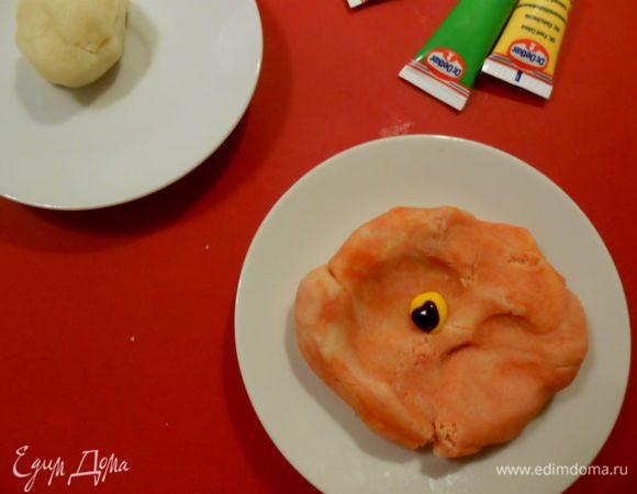 Добавляю в большую часть по капле (!) красного и желтого пищевого красителя. Оранжевый не встречала, зато самостоятельно можно подобрать нужный оттенок. Добавляйте столько, сколько считаете нужным, до желаемого цвета.