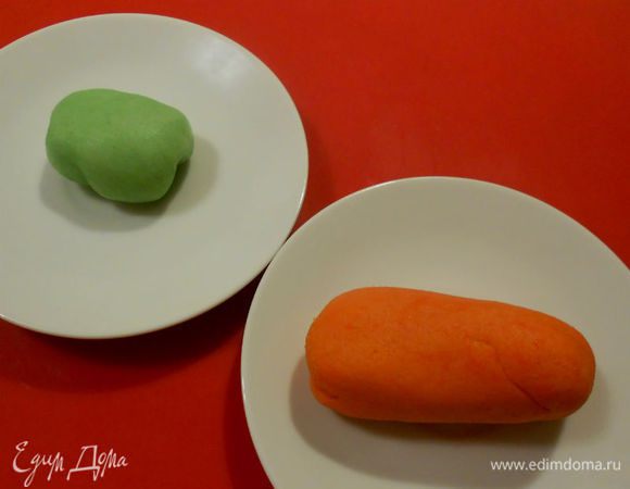 Очень хорошо нужно вымесить руками. Не пугайтесь, если получается липкая масса, просто добавьте сахарной пудры. И случается это, если пользоваться водными красителями, гелевые ведут себя хорошо.