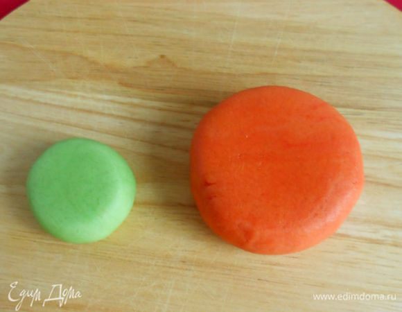 Скатайте 2 шарика и приплюсните их разделочной доской.