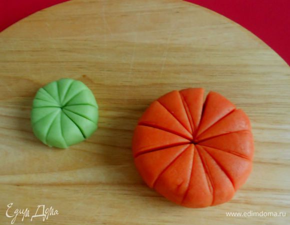 Так будет проще разрезать каждый на 12 равных частей.