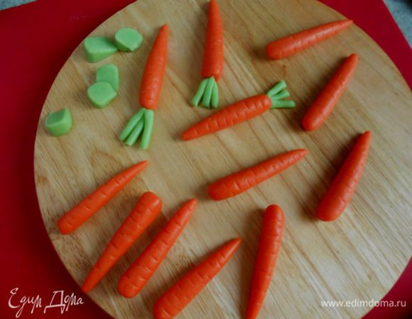 Для лучшего приклеивания можно слегка смазать водой соприкасающиеся детали.