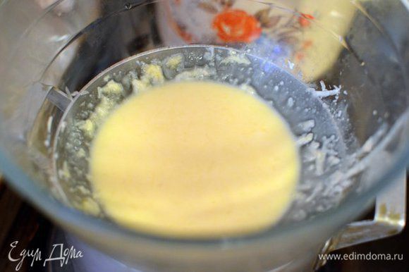 Во-первых, ставим кастрюлю с бульоном греть на плиту. Бульон должен всегда находиться на стадии закипания на протяжении всего времени приготовления блюда. В емкости смешиваем желтки и натертый сыр, тщательно перемешиваем, потихоньку добавляем сливки. Должна получиться кремообразная консистенция. Емкость с яично-сырным соусом ставим сверху кастрюли с закипающим бульоном, чтобы сыр начал таять, соус приобретет однородную консистенцию (5-7 минут, периодически помешивая, после чего емкость снимаем и отставляем в сторону).