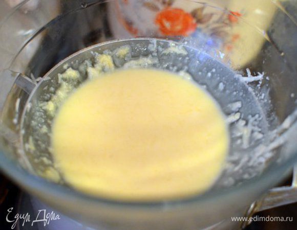 Во-первых, ставим кастрюлю с бульоном греть на плиту. Бульон должен всегда находиться на стадии закипания на протяжении всего времени приготовления блюда.
В емкости смешиваем желтки и натертый сыр, тщательно перемешиваем, потихоньку добавляем сливки. Должна получиться кремообразная консистенция. Емкость с яично-сырным соусом ставим сверху кастрюли с закипающим бульоном, чтобы сыр начал таять, соус приобретет однородную консистенцию (5-7 минут, периодически помешивая, после чего емкость снимаем и отставляем в сторону).