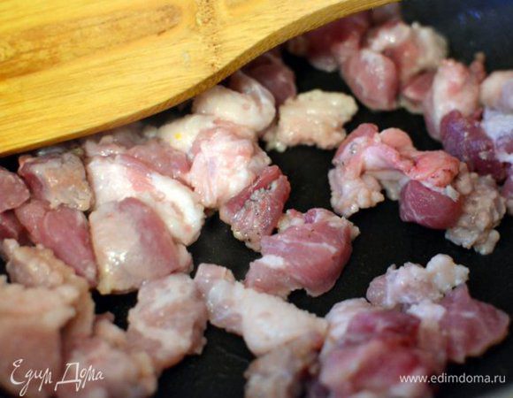 В это время начинаем заниматься свиной щековиной (гуанчиале). В этом рецепте можно использовать и грудинку. Нарезаем щековину небольшими кусочками и обжариваем в сковороде с ложкой оливкового масла, подсаливаем. Жир немного растопится и приобретет прозрачный цвет щековина станет золотисто-коричневой. Выкладываем ее со сковороды в тарелку.