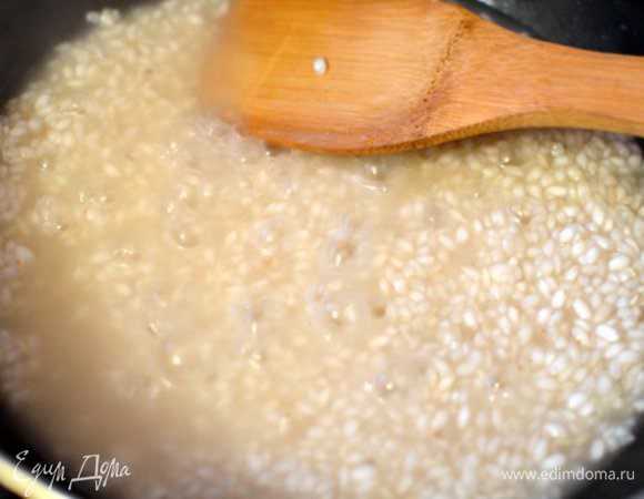 В эту же сковороду всыпаем рис, размешивая доводим его до прозрачности. Вливаем вино, даем вину выпариться. Теперь небольшими половниками добавляем в рис бульон и щепотку соли, размешиваем, даем выпариться. Повторяем операцию до готовности ризотто (около 20 минут).
Я советую часто пробовать. Рис снаружи должен стать мягким, но внутри сохранить твердую консистенцию (не жесткую консистенцию сырого риса, но и не "в кашу"), когда мы добились этого состояния риса, снимаем сковороду с огня.