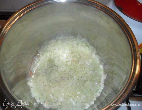 Нарезаем лук и обжариваем на растительном масле, до прозрачности.