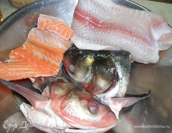 Пока вариться картофель, мы подготавливаем рыбку. У меня головы от толстолоба, хребет и кусочки лосося, и филе морского языка.