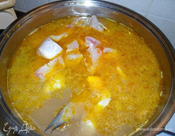 Когда картофель будет почти готов, солим, добавляем лавровый лист и приправляем(по чуть-чуть паприки, кориандра, куркумы, кари, смеси перцев, базилик и чабер). Добавляем рыбку, филе нарезаю кусочками и после того как закипит уменьшаем огонь на минимум, чтобы кипела очень медленно минут 15-20 и не накрываем крышкой.