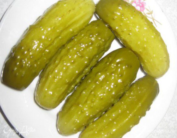 Делаем начинку: Подготавливаем огурчики. Моем, нарезаем. У меня маленькие, консервированные, поэтому их 5 штук. Летом если есть свежие берем их, 2 или 3 штуки.